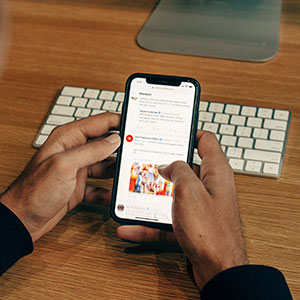 Hírportált böngészve mobilon